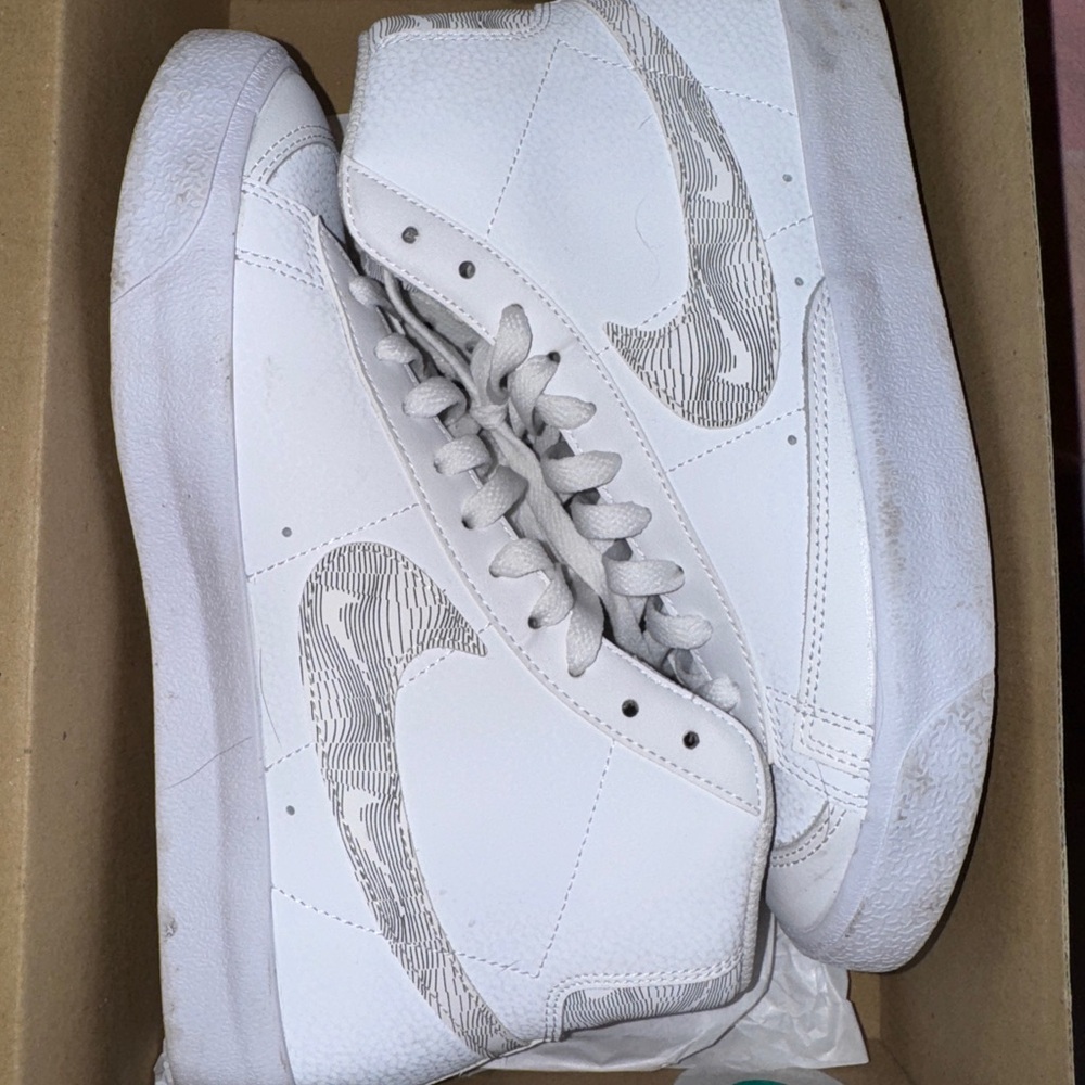 Nike Blazer Mid '77 GS in White and University Red